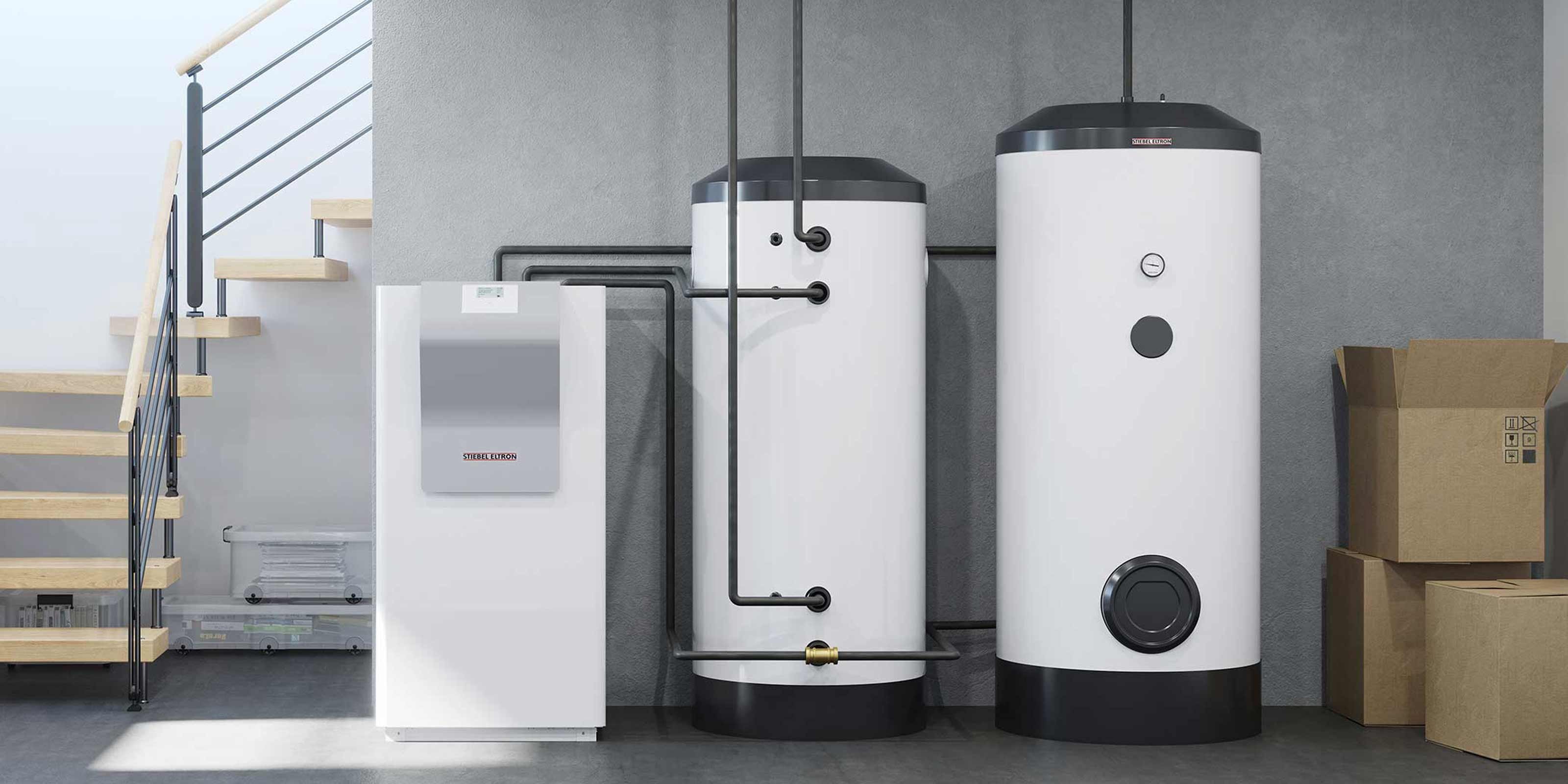 Ein Heizungsraum mit einer Waermepumpe und einem Treppenaufgang